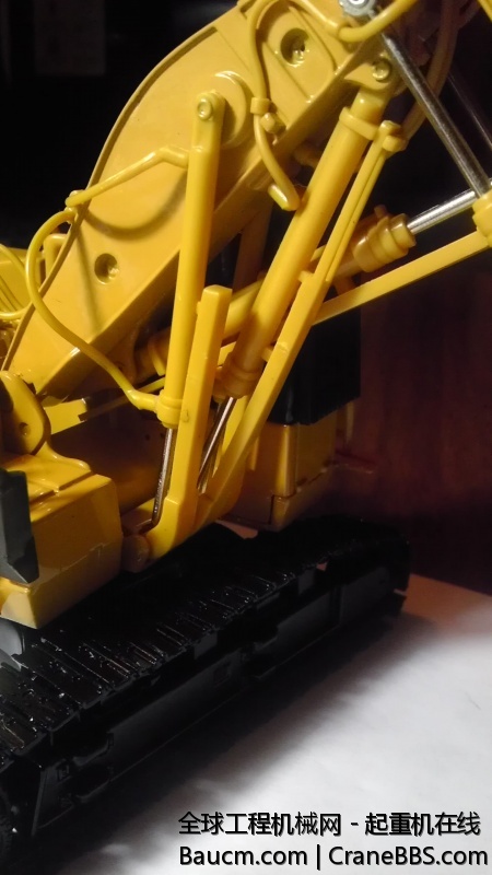 主臂双油缸倒置，说明这是有点块头的，而且还有挡板。