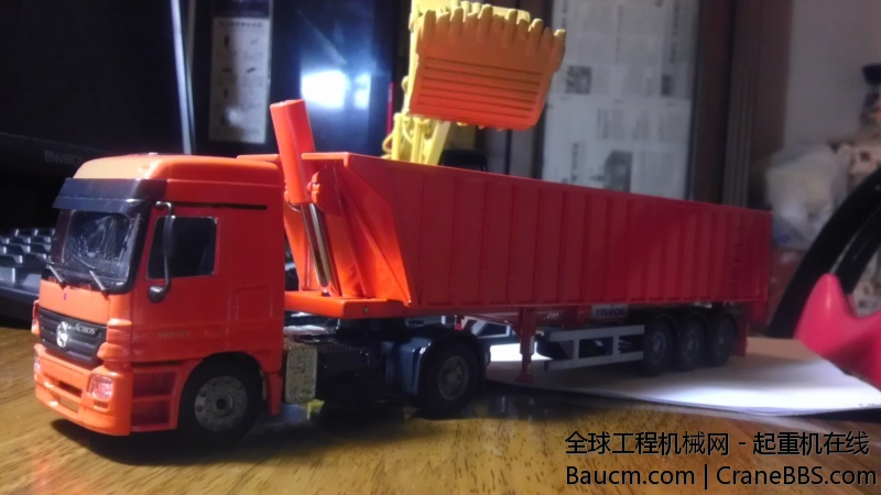 开始装卸了，有气势。