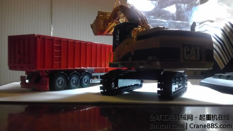 换个角度，履带似乎很窄，这2人转还是很配的。