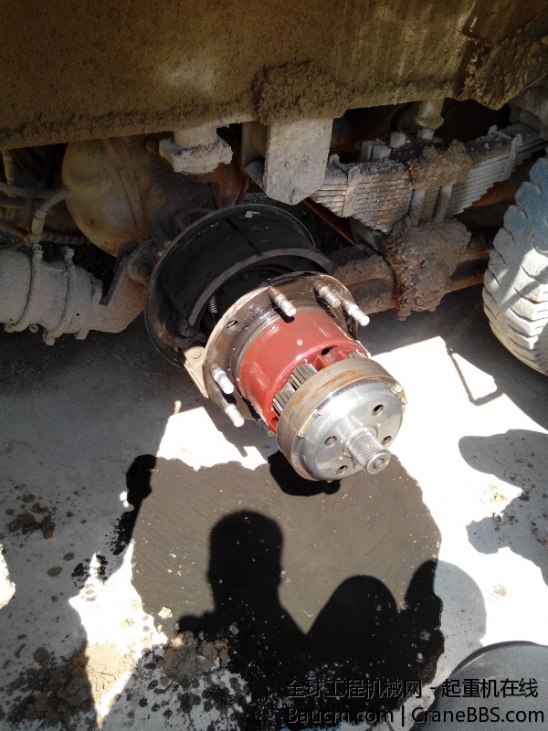 边减外壳的12个螺丝全断了，都没了，不知道什么时候掉的