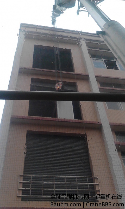 设备从三楼上四楼。