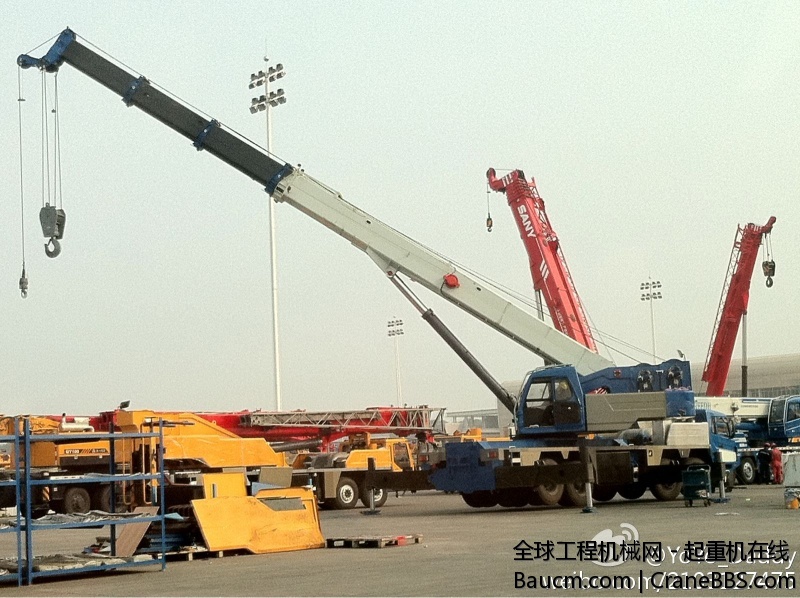 三一起重机的实验场 密密麻麻停满了各种各样的起重机 据说蓝色的这台是出口沙特的 因.jpg