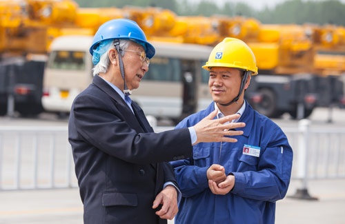 现场样机审查，鉴定委员会专家与徐工技术人员深入交流