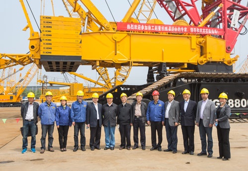 4000吨现场样机审查合影