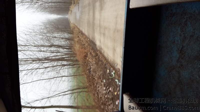 坐三轮车上工地