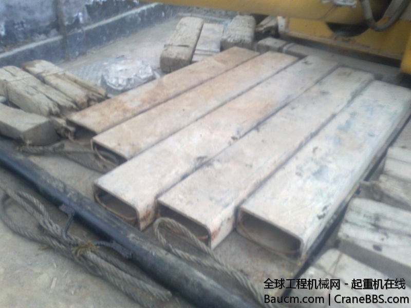 路基箱，焊一块的六百多斤。