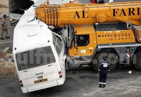 Mobile-Crane-Smashes-Bus-Dubai-2009.jpg