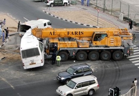 Mobile-Crane-Smashes-Bus-Dubai-2009-2.jpg