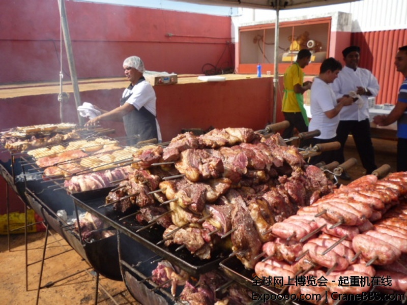 巴西客户活动，现场烤肉是必须的，如同中国招待客人的七碟八碗一般，新鲜牛肉、猪肉或.jpg