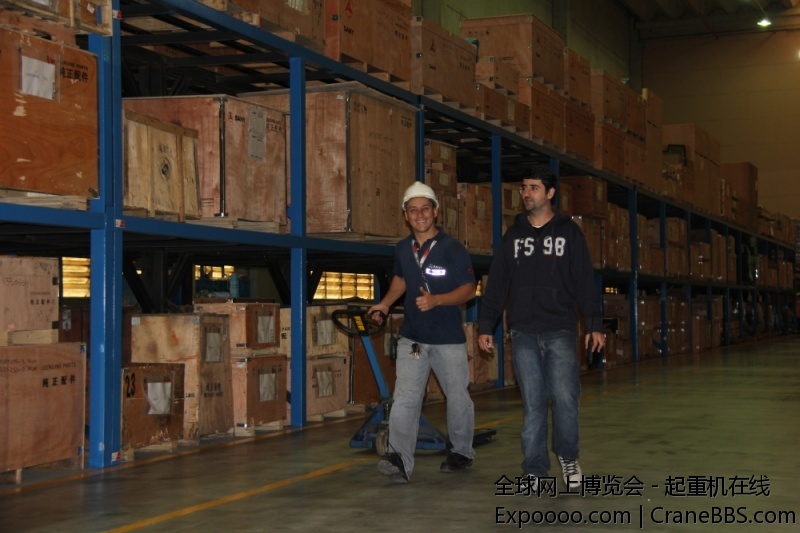 三一巴西服务配件库为客户配件订单备货，作为巴西市场售后配件供应的枢纽，这里保障着.jpg
