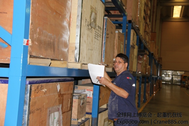 三一巴西服务配件库为客户配件订单备货，作为巴西市场售后配件供应的枢纽，这里保障着.jpg