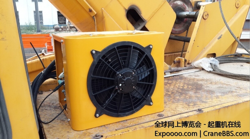 自己装的，电工只来抽的真空，冲的制冷剂