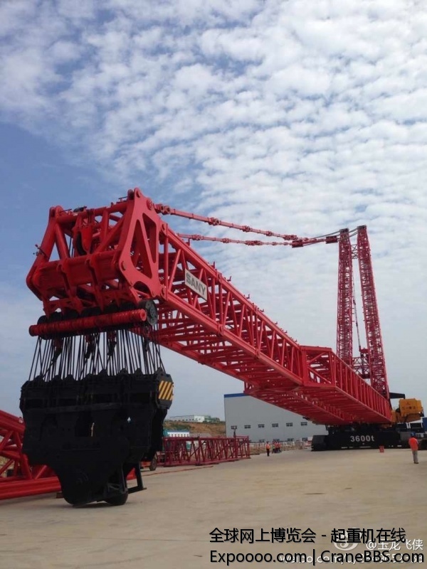 【中国梦；大国重器】三一重工SCC36000A型3600吨履带起重机，将在山东荣成石岛湾，水.jpg