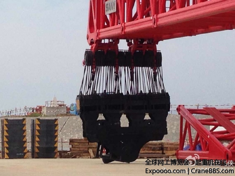 【中国梦；大国重器】三一重工SCC36000A型3600吨履带起重机，将在山东荣成石岛湾，水.jpg
