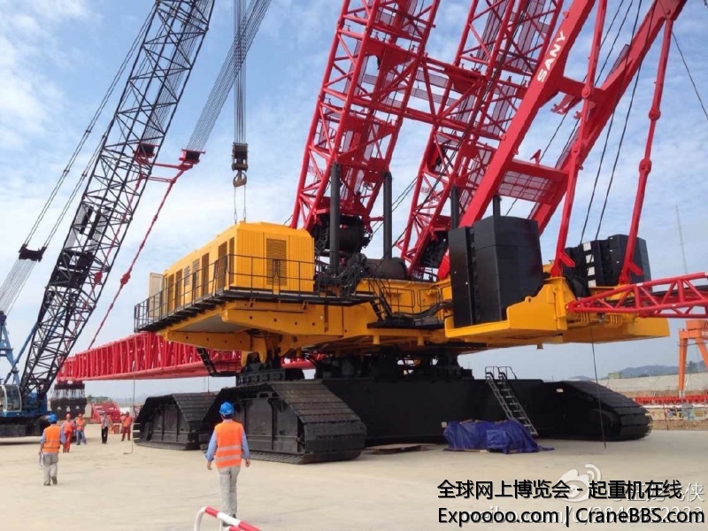 【中国梦；大国重器】三一重工SCC36000A型3600吨履带起重机，将在山东荣成石岛湾，水.jpg