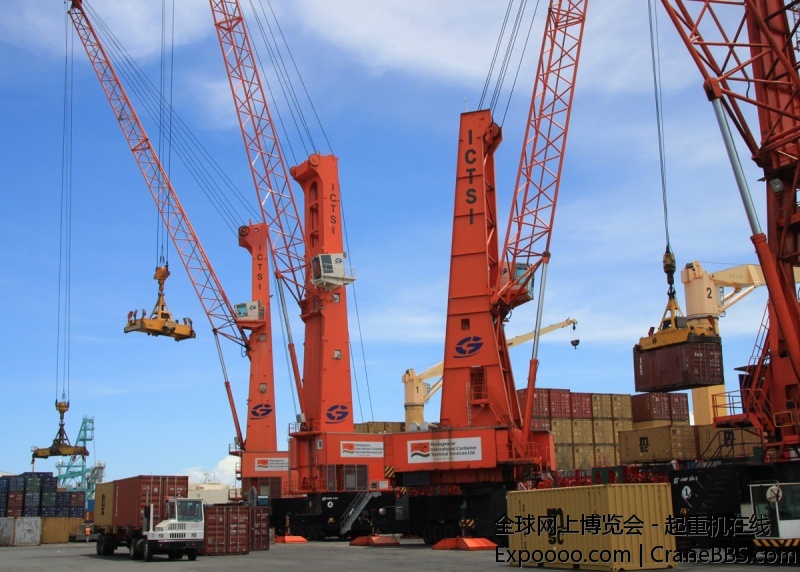 Toamasina_MadagascarMobile-crane.jpg