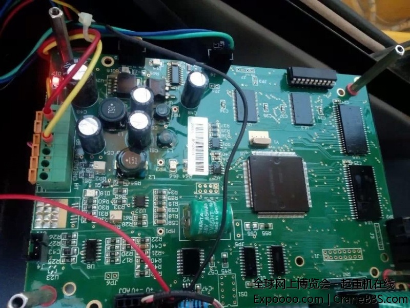 左上角一个灯可以亮