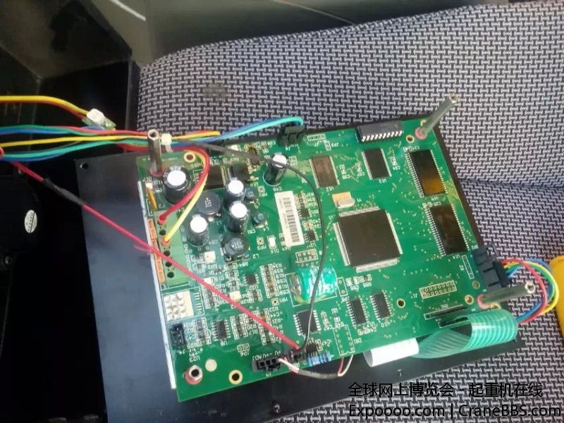 左上角接线中间一小块白白的是什么