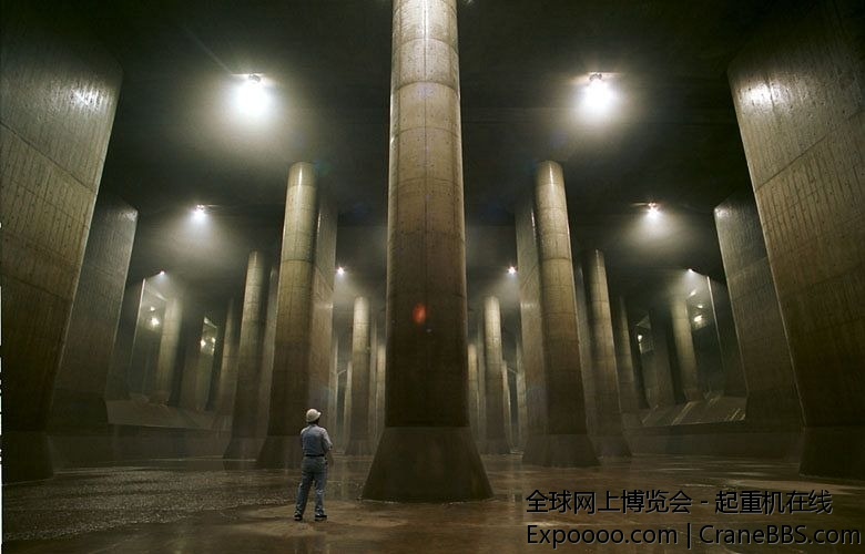 日本是个台风多发国家。东京地区的地下排水系统主要是为避免受到台风雨水灾害的侵袭而.jpg