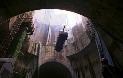 由1992年开始建设的首都圈外围排水系统由一连串混凝土立坑组成，每个混凝土立坑有65米.jpg