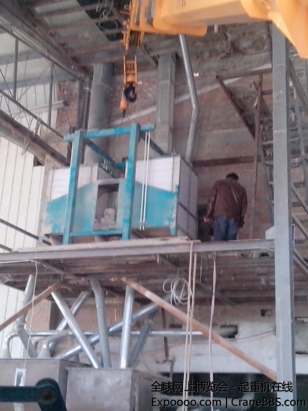 米厂里安装设备