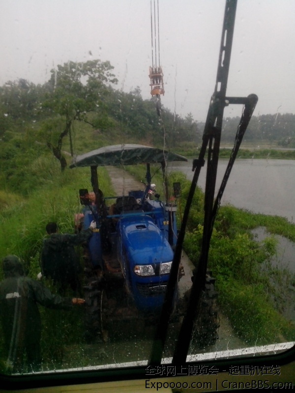 冒雨吊翻车.