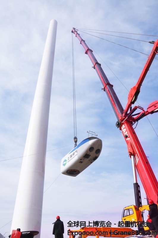 SAC12000风电项目全球首演现场起吊瞬间.jpg
