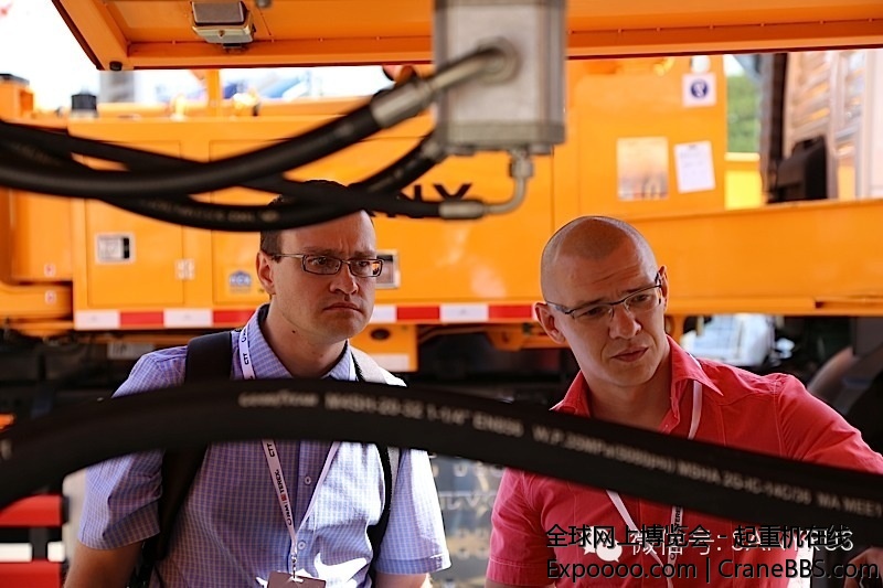 三一俄罗斯CTT现场纪实-客户络绎不绝，十三间会谈室座无虚席！ (2).jpg