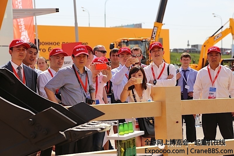 三一俄罗斯CTT现场纪实-客户络绎不绝，十三间会谈室座无虚席！ (4).jpg