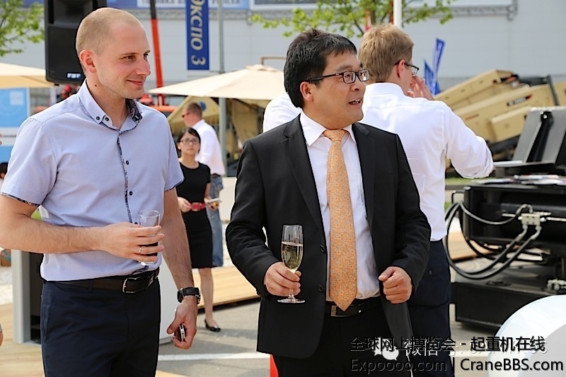 三一俄罗斯CTT现场纪实-客户络绎不绝，十三间会谈室座无虚席！ (5).jpg