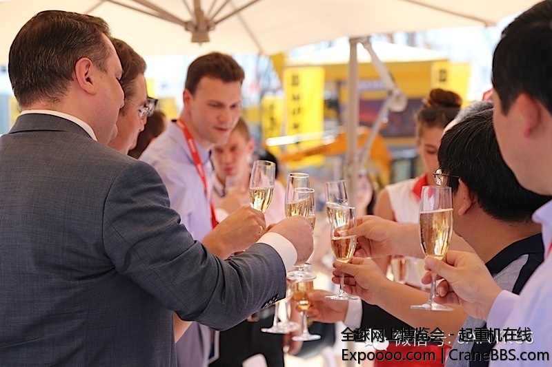 三一俄罗斯大区代理商签约仪式 俄罗斯大区逐步扩大代理商网络，已搭建起覆盖全境的营.jpg