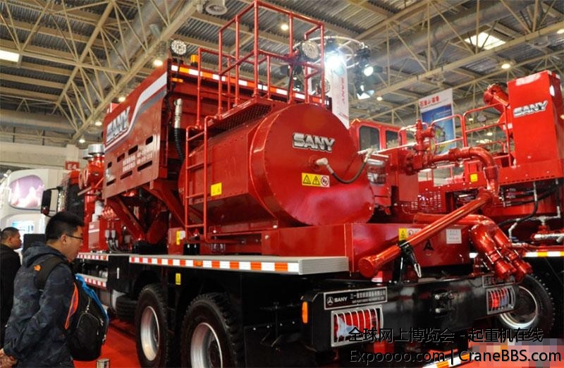 三一2000型压裂车  (1).jpg