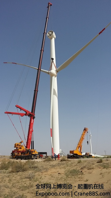 轮悬半空伴蓝天