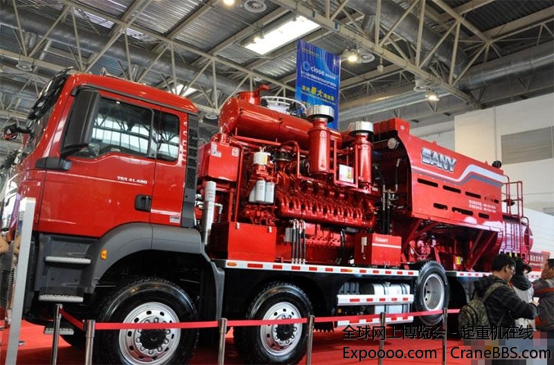 三一2500型压裂车  (2).jpg