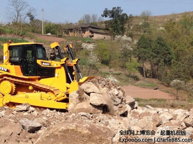 三一推土机正在参建重庆高速公路项目三一首台实现销售的推土机SYD70（200马力，高驱履.jpg