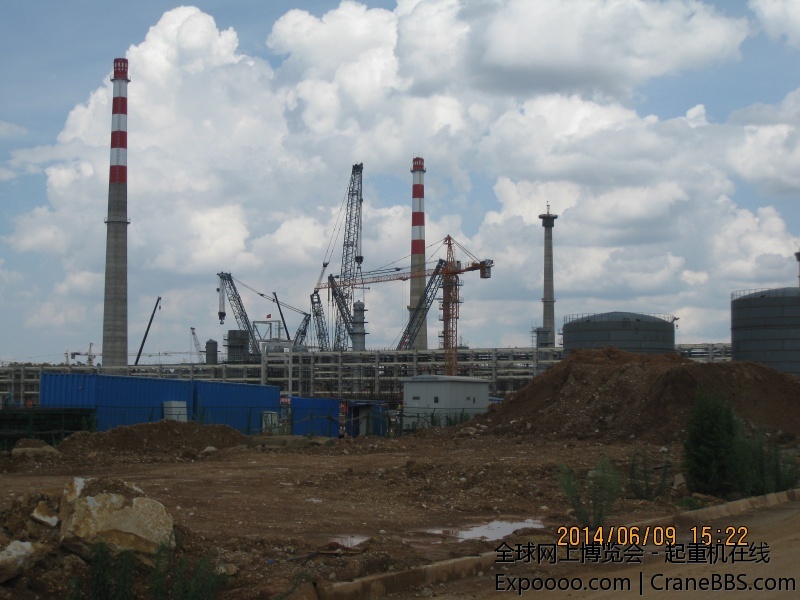 远看400正在吊装设备，750吨和1350吨闲着