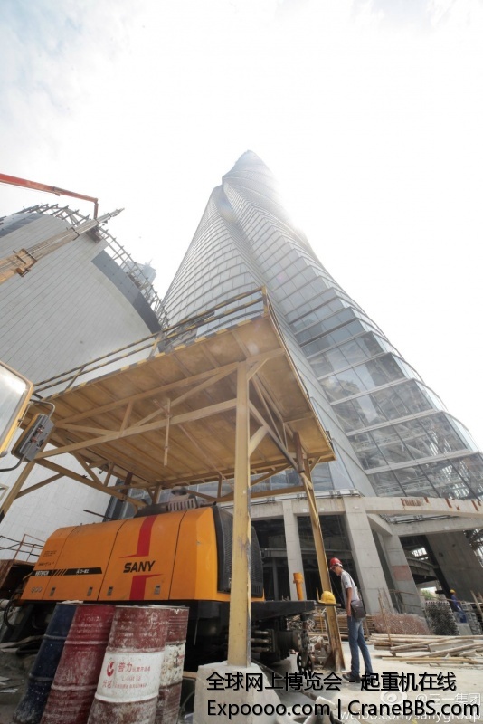 上海中心，泵送高度突破620米。这一次，三一的超高压拖泵将C100超高压混凝土送上620米.jpg