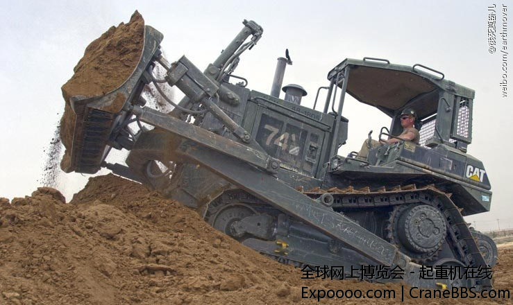 十年前，美国海军的D7H推土机在伊拉克中部修建营地.jpg