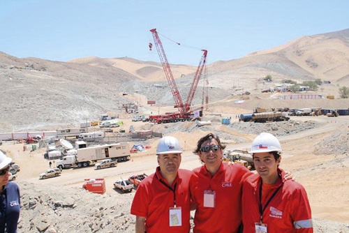 智利矿业部部长（中）与三一履带吊合影.jpg