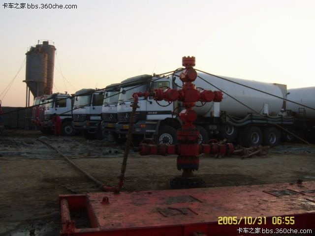 肯沃斯压裂车 中石化胜利油田的重点探井渤930大型二氧化碳压裂施工现场 (1).jpg