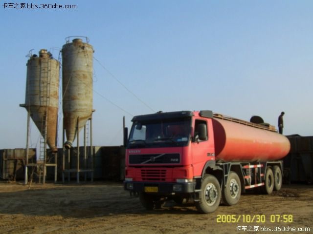 肯沃斯压裂车 中石化胜利油田的重点探井渤930大型二氧化碳压裂施工现场 (2).jpg