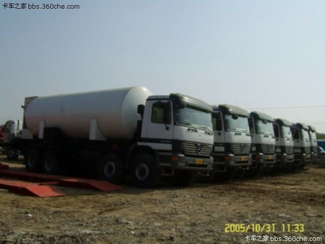 肯沃斯压裂车 中石化胜利油田的重点探井渤930大型二氧化碳压裂施工现场 (17).jpg