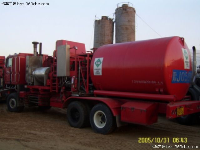 肯沃斯压裂车 中石化胜利油田的重点探井渤930大型二氧化碳压裂施工现场 (18).jpg