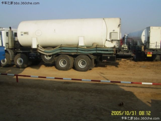 肯沃斯压裂车 中石化胜利油田的重点探井渤930大型二氧化碳压裂施工现场 (9).jpg