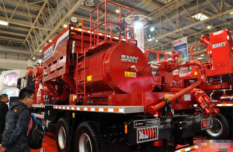 三一2000型压裂车  (1).jpg