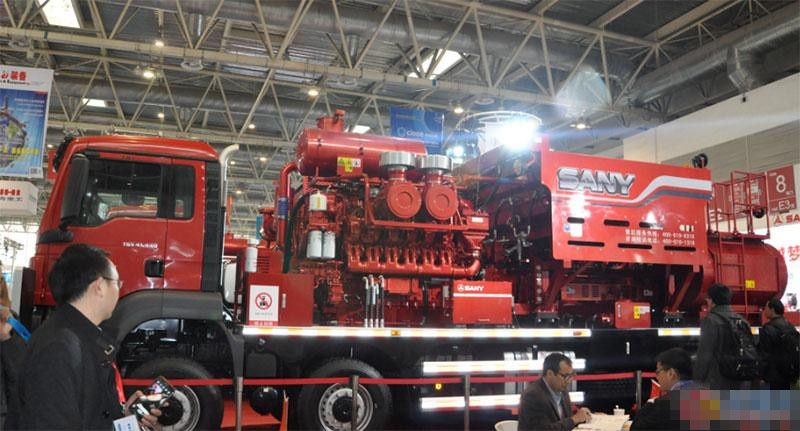 三一2000型压裂车  (2).jpg