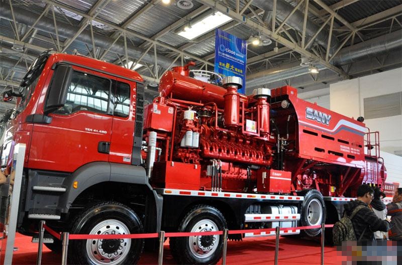 三一2500型压裂车  (2).jpg