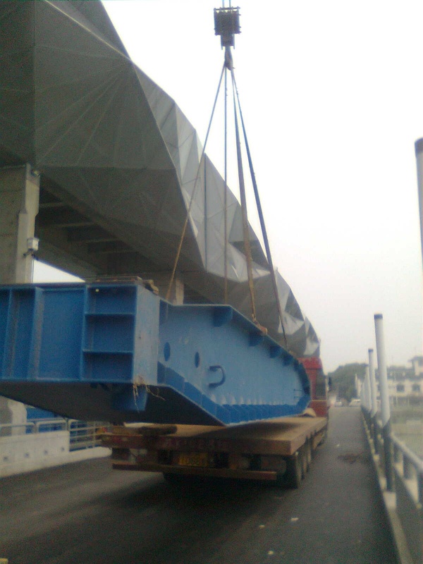 吊起平板车开走