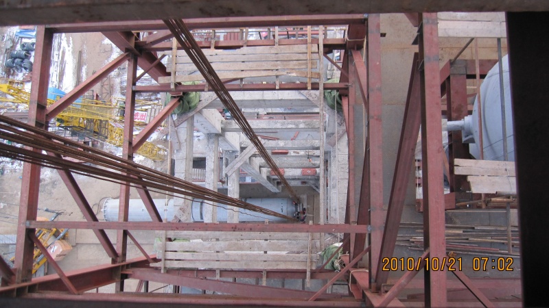 准备用液压提升机构主吊，400吨吊车溜尾