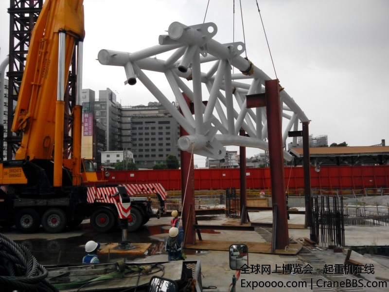 像這樣四個吊點。